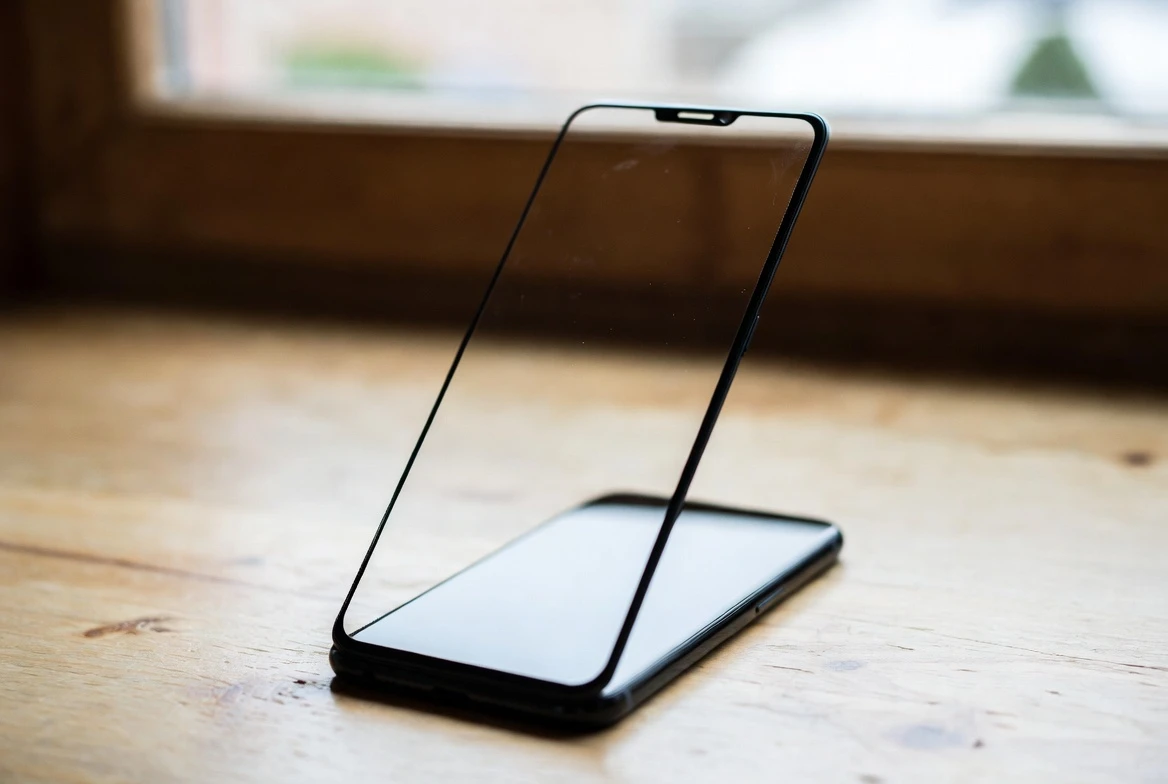 Зачем смартфону защитное стекло: что это, использовать или нет 1